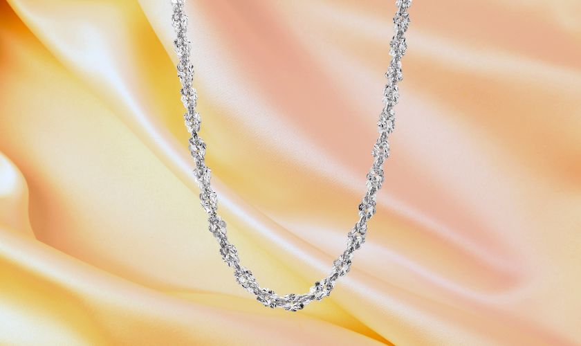 Trang sức dây chuyền nữ với thiết kế xoắn hợp xu hướng thời trang