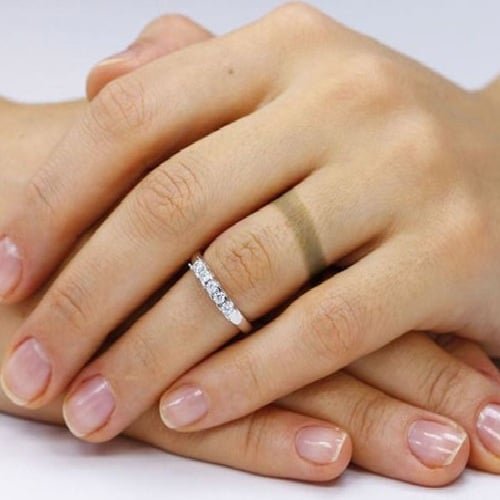 deo nhan bi xanh tay 2 1