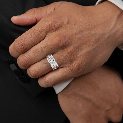 Hình 2: Đeo nhẫn ngón áp út tay phải nam có ý nghĩa đặc biệt gì? 