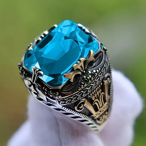 Hình 1: Nam mệnh Thủy nên đeo nhẫn phong thủy ở ngón út hoặc áp út