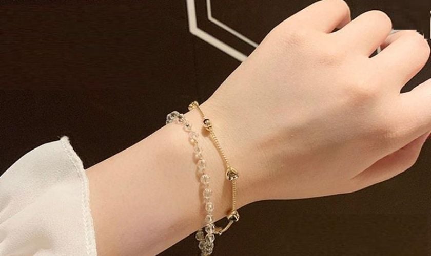 Chọn tay đeo nhẫn vàng theo phong thủy