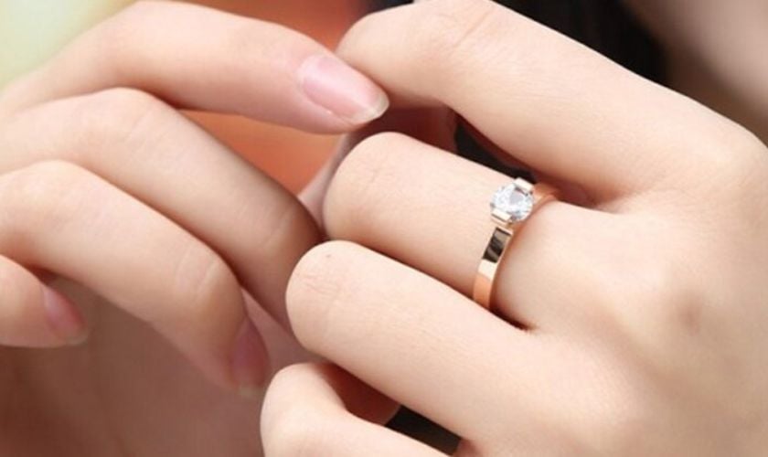 Đeo nhẫn vàng ngón giữa giúp cân bằng và thu hút may mắn