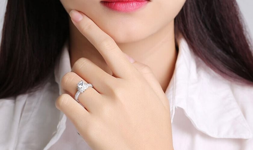 Nhẫn vàng ngón áp út đại diện cho tình yêu và hôn nhân