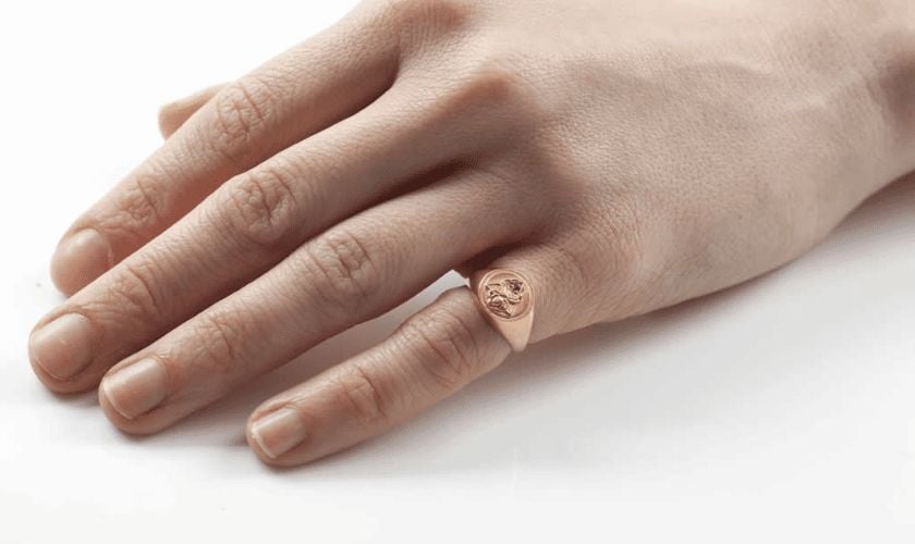 Đeo nhẫn vàng ngón út giúp tăng trí tuệ và sự tự tin