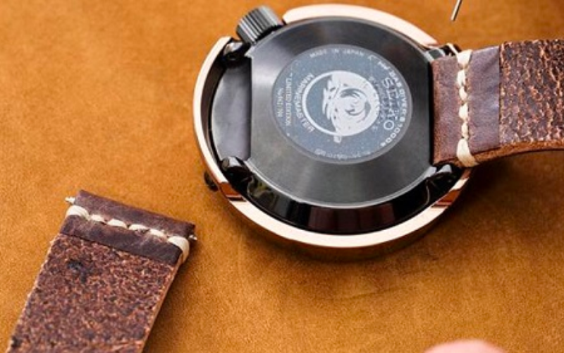 Dây đồng hồ sau khi sử dụng thời gian dài có dấu hiệu bị gãy, đứt