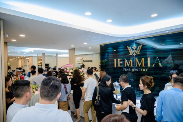 Khách hàng chọn mua trang sức kim cương tại Jemmia Diamond