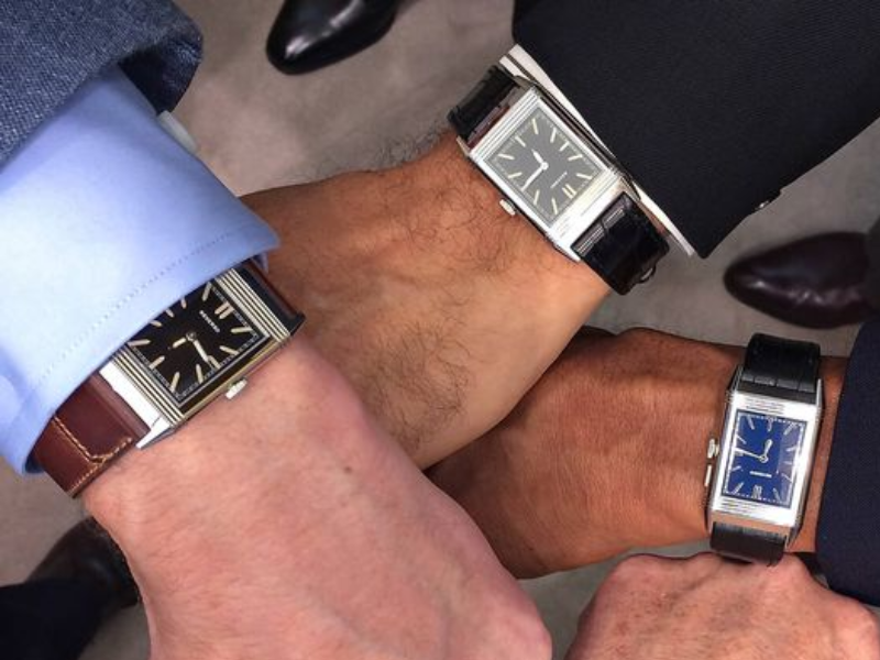 Đồng hồ nam mặt chữ nhật có thiết kế đơn giản và thanh lịch