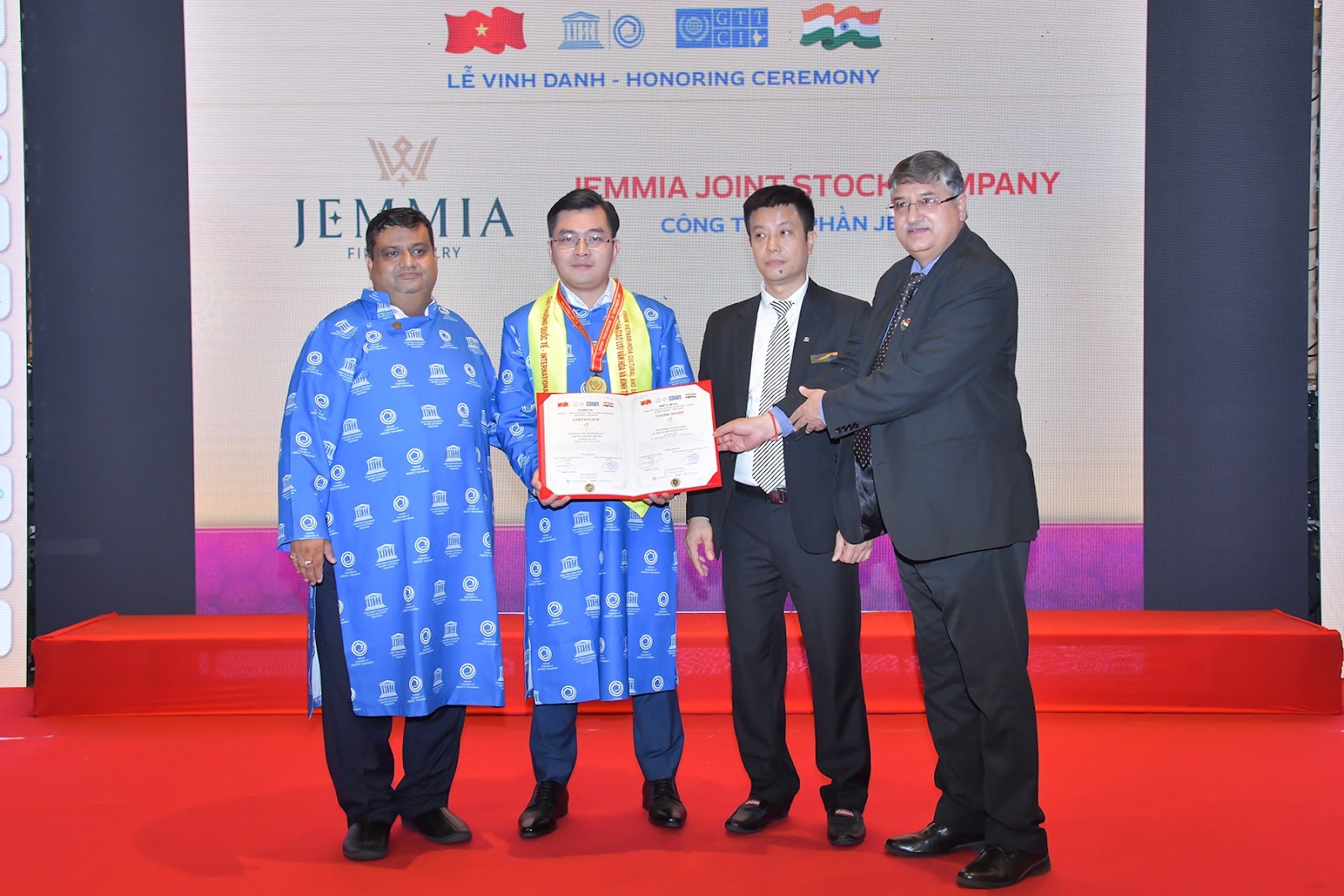 Thương hiệu bản sắc Việt định vị giá trị toàn cầu” do Liên hiệp các Hội UNESCO vinh danh.