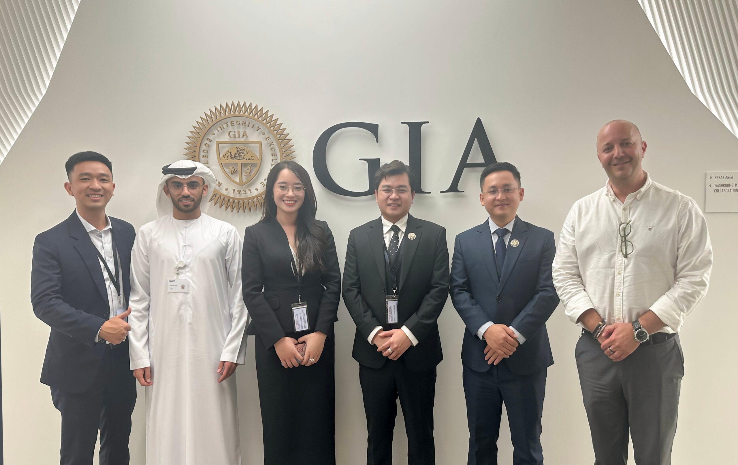 Ông Anthony – Giám đốc GIA Laboratory DMCC bày tỏ sự ấn tượng với những nỗ lực của Thegioitrangsuc trong việc áp dụng các tiêu chuẩn quốc tế, đặc biệt là sử dụng thiết bị kiểm định hiện đại và đào tạo đội ngũ chuyên gia theo tiêu chuẩn GIA