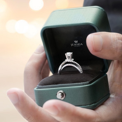 Hình 1: Mẫu hộp màu xanh có nút bấm