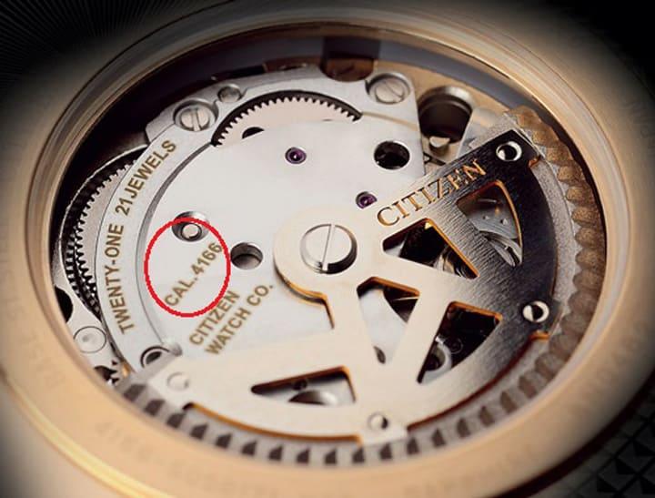 Tên của bộ máy sau lưng đồng hồ Citizen.