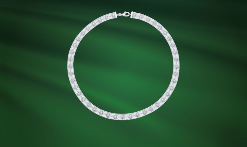 Kiềng vàng vàng trắng với họa tiết tinh xảo là biểu tượng của sự trường tồn