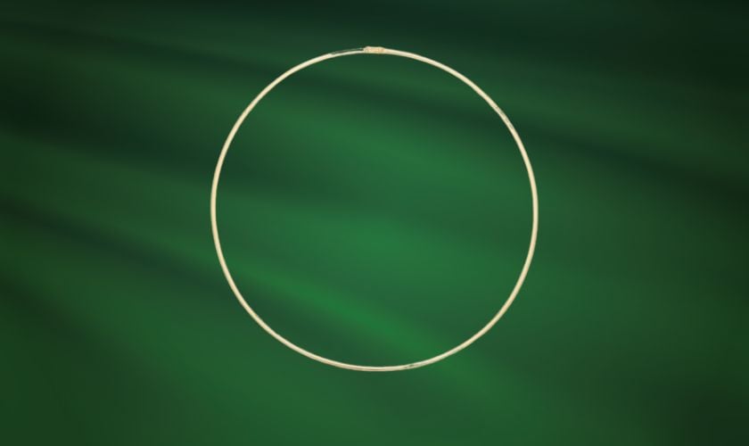 Kiềng vàng tây với họa tiết uốn lượn thể hiện sự sang trọng