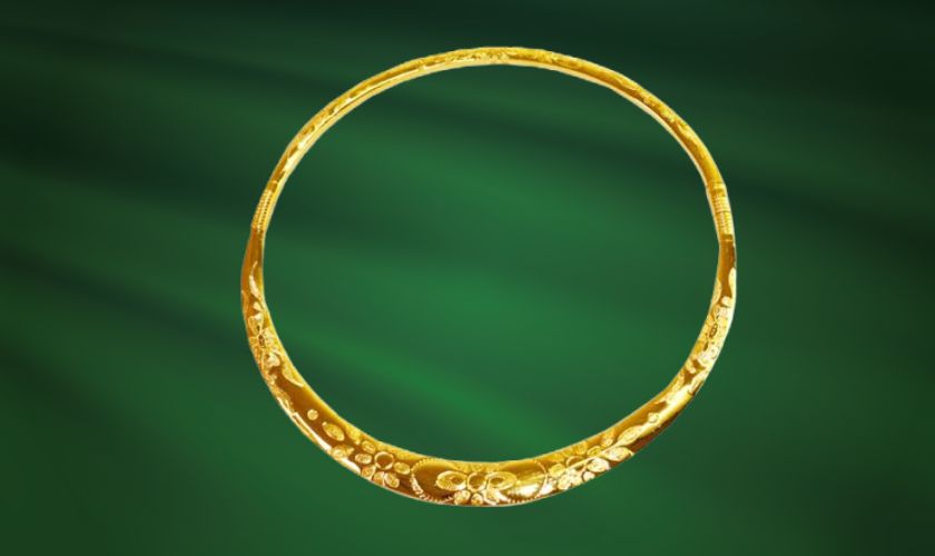 Kiềng vàng tây chạm khắc họa văn tinh xảo tạo nên sức hút riêng