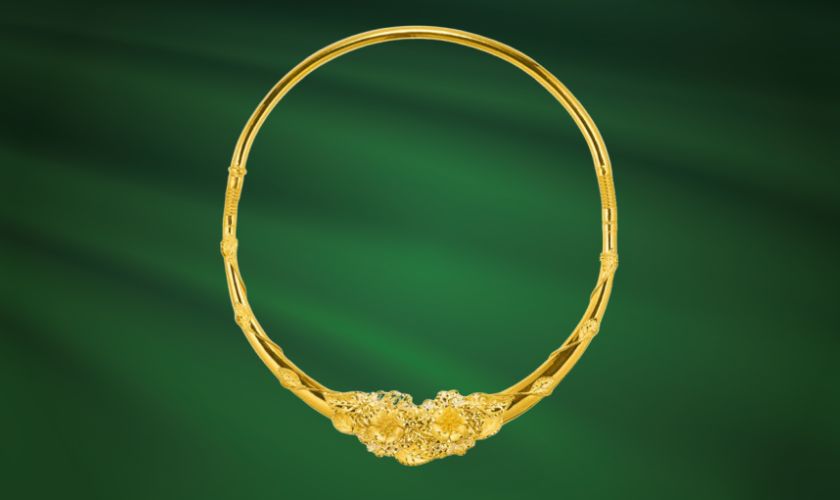 Kiềng vàng tây chạm khắc họa văn tinh xảo tạo nên sức hút riêng