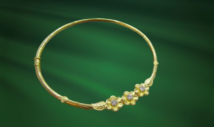 Kiềng vàng hoa đính đá thể hiện vẻ đẹp tinh tế