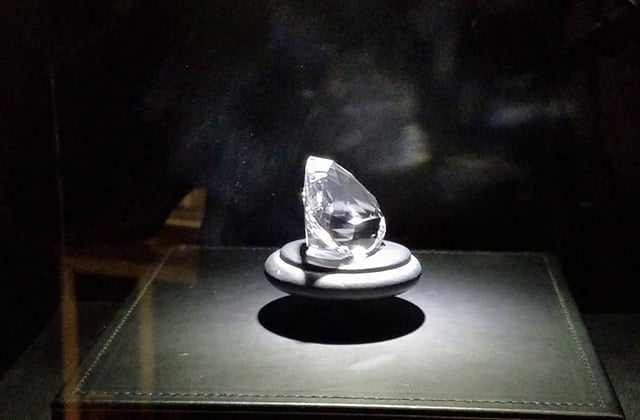 Viên kim cương Centenary Diamond có màu trắng hoàn hảo