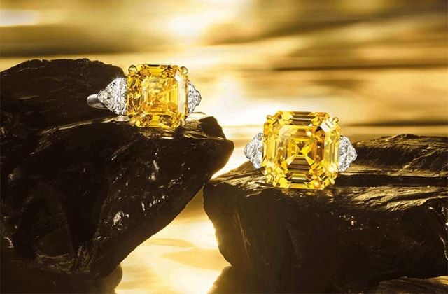 kim cương màu vàng được tạo ra bởi sự hiện diện của nguyên tố nitơ trong cấu trúc tinh thể của chúng