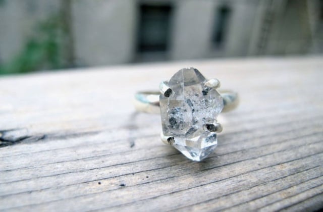Nhẫn kim cương thô – xu hướng độc đáo cho người yêu vẻ đẹp tự nhiên