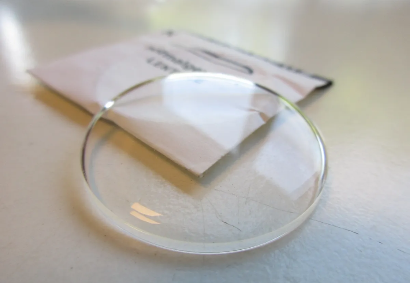 Kính khoáng mineral là gì? Có nên mua đồng hồ kính khoáng không?