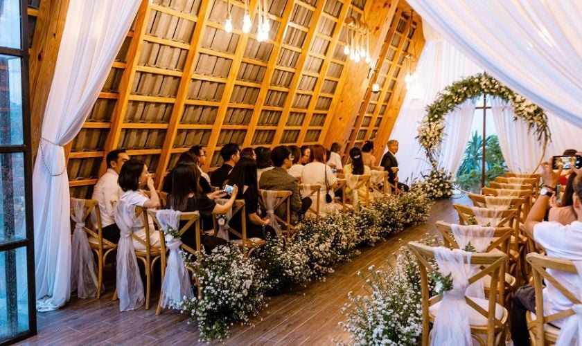 Tổ chức một buổi lễ kỷ niệm ấm cúng bên gia đình, con cháu và bạn bè