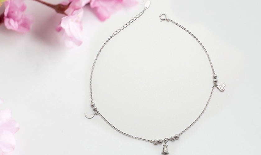 Mẫu lắc chân vàng đính charm chiếc chuông