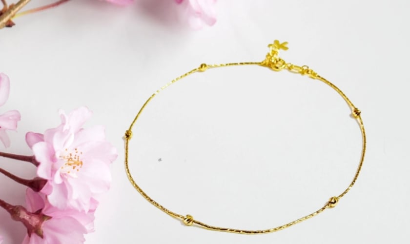 Mẫu lắc chân vàng tây đính charm bi sang trọng