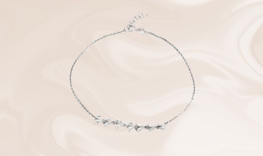 Lắc chân vàng trắng 10K được thiết kế dải lá tinh tế, thu hút