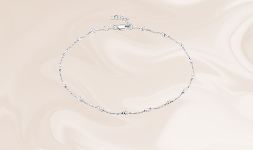 Lắc chân vàng trắng ý 18K có thiết kế đơn giản, thanh lịch