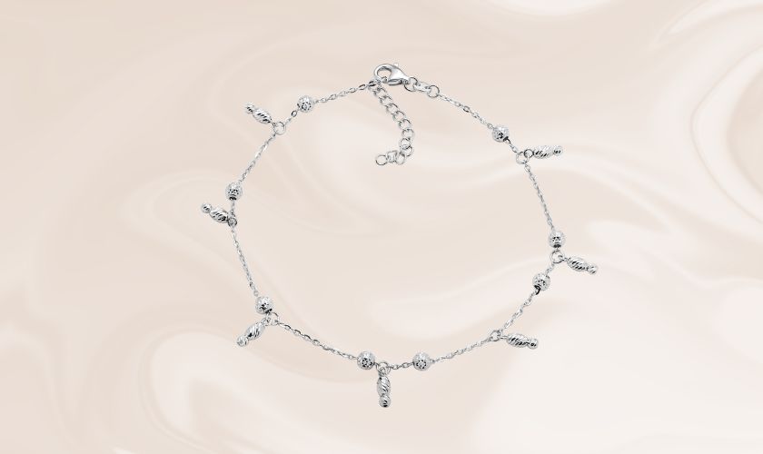 Lắc chân vàng trắng ý 18K có thiết kế các viên kẹo