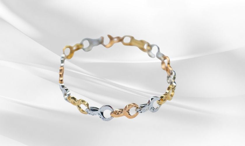 Lắc tay nam vàng 18k 3 chỉ với thiết kế họa tiết độc đáo thể hiện cá tính của phái mạnh