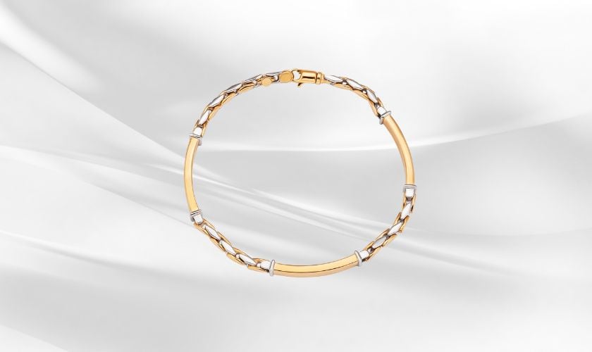 Mẫu lắc tay nam vàng 18K 3 chỉ với thiết kế bán vòng tinh xảo, thu hút ánh nhìn