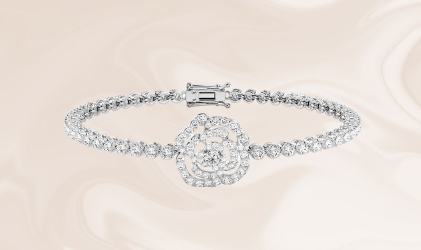 Lắc tay vàng 18k cho mẹ mặt hình hoa hồng sang trọng