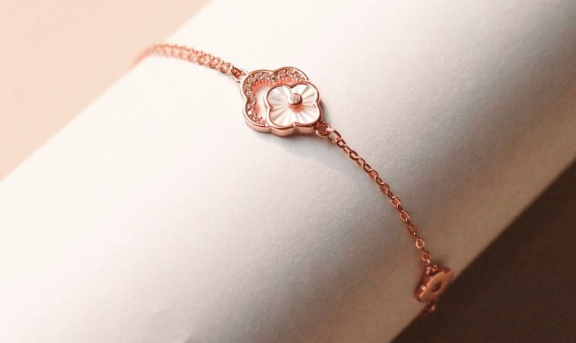 Vòng tay vàng hồng kiểu dáng hình cỏ 4 lá may mắn, sang chảnh