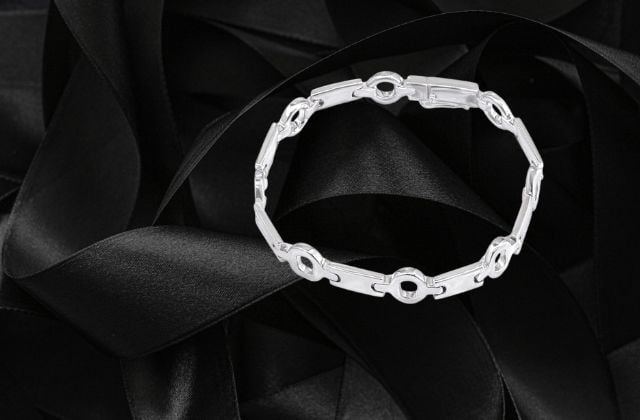 Lắc tay vàng trắng nam nhỏ dễ dàng phối trang phục