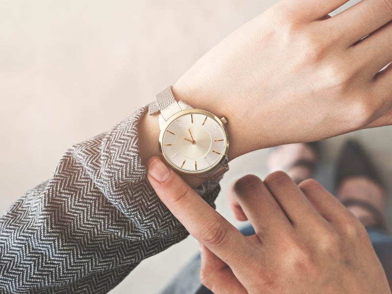 lam sao chinh dong ho co nhanh cham