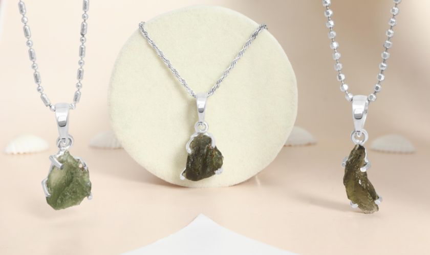 Đá Moldavite: Viên đá có năng lượng mạnh nhất từ vũ trụ