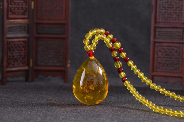 mặt dây chuyền hổ phách đẹp mang tới năng lượng