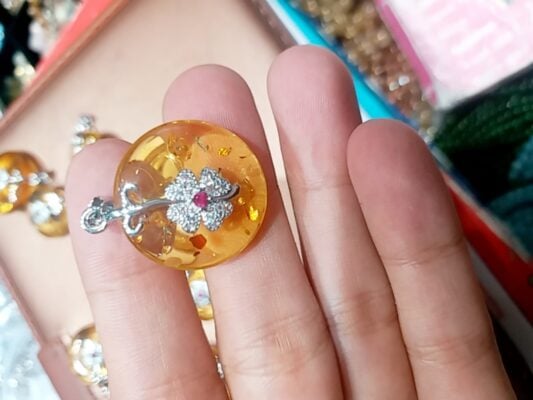 mặt dây chuyền hổ phách đẹp mang tới năng lượng