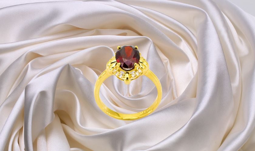 Mẫu nhẫn đá và vàng 18K nữ đẹp, sang trọng