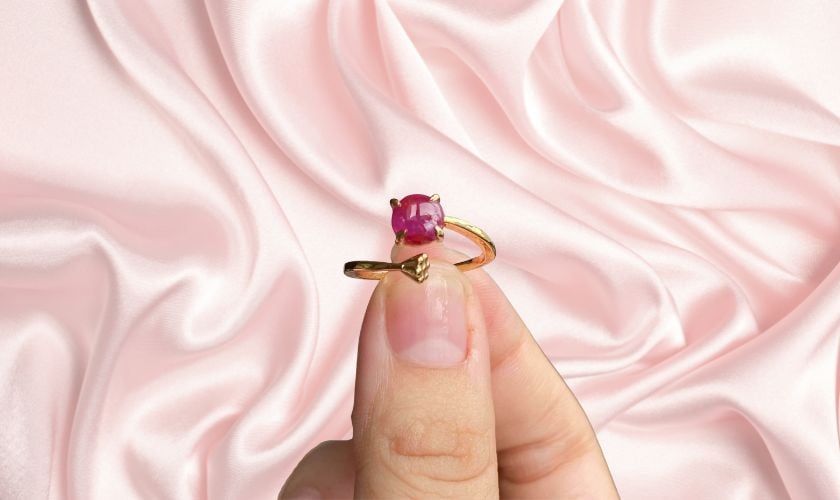 Nhẫn nữ vàng 18K đính đá Ruby oval cá tính