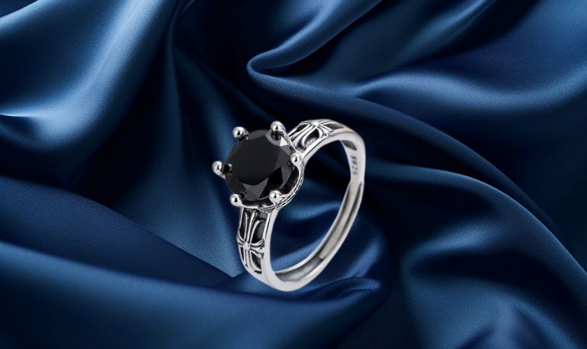 Nhẫn bạc nữ đính đá CZ màu đen chữ thập cực ngầu