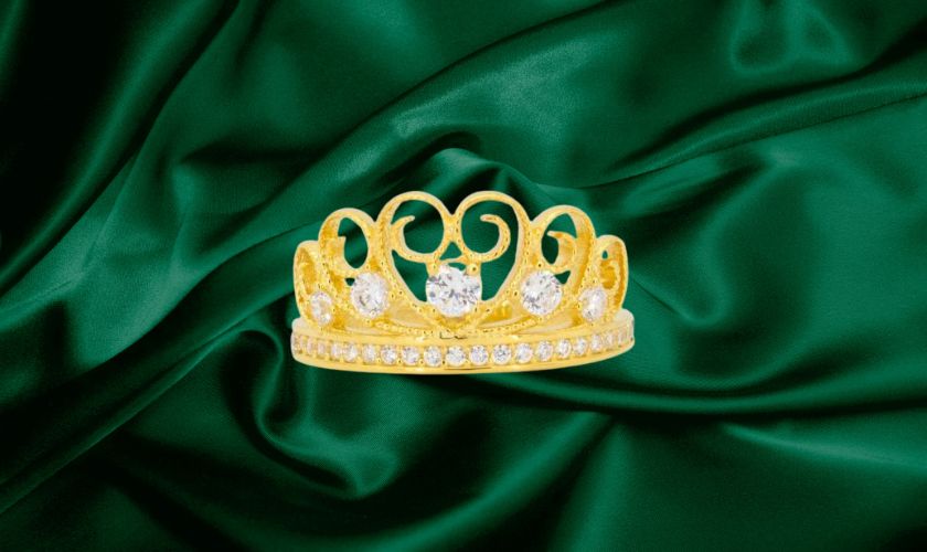 Mẫu nhẫn vàng 24K với thiết kế hình vương miện quyền lực