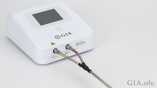 Máy kiểm tra kim cương GIA iD100® là gì?