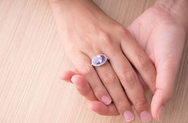 Mệnh hỏa nên đeo vàng bạc được chế tác thêm đá quý hay kim cương