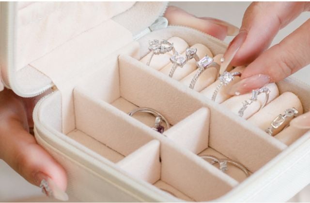 Nên bảo quản trang sức bạc ở hộp đựng trang sức kín, đặt ở nơi khô ráo