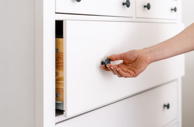 Nên cất vàng ở đâu trong nhà? Cất vàng tại ngăn kéo tủ quần áo