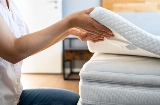 Dưới nệm giường là một vị trí cất giữ vàng khá kín đáo và ít người nghĩ tới