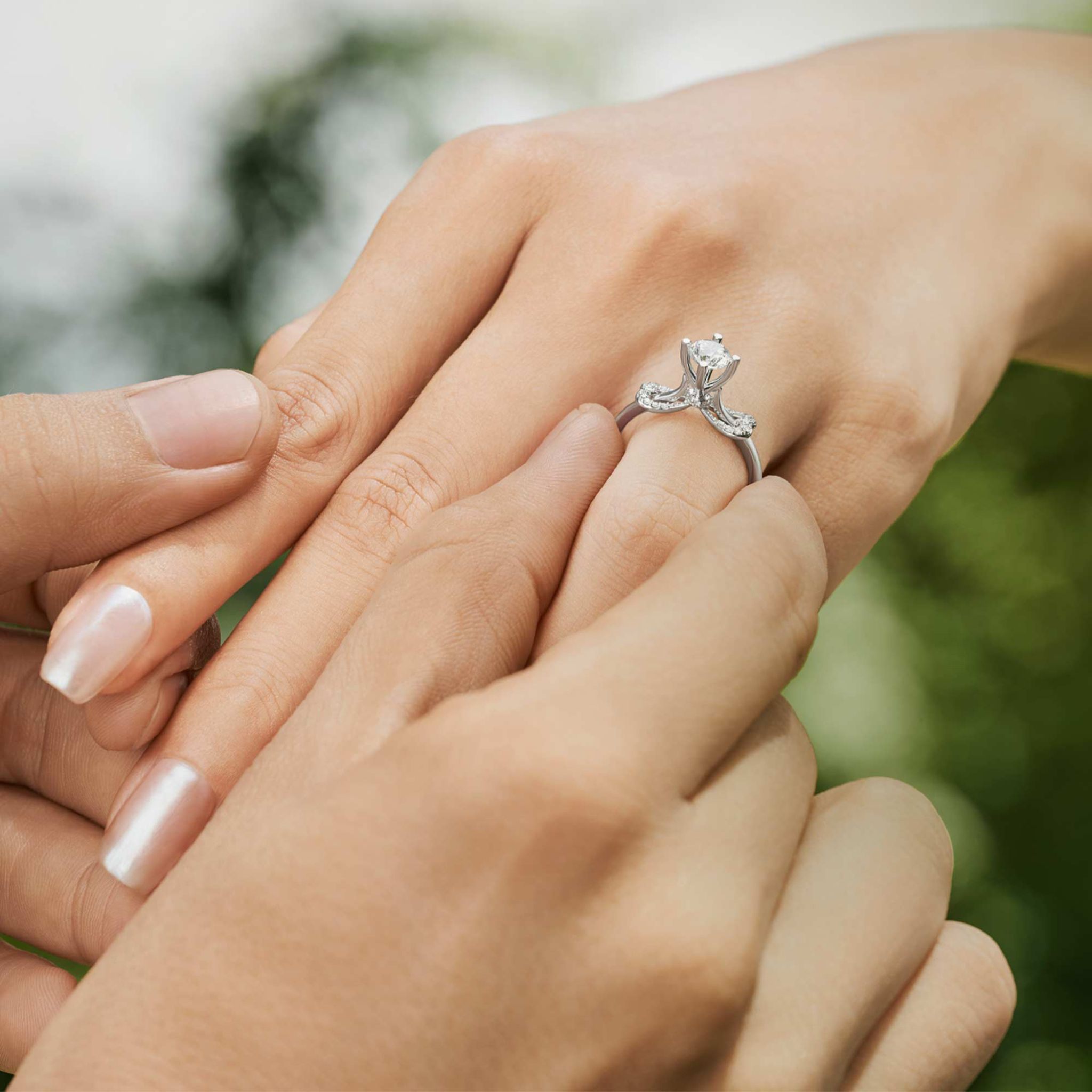 Ngón tay đeo nhẫn cầu hôn theo quan niệm phương Đông