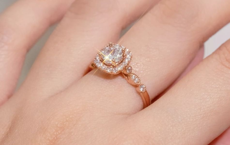 nhẫn cưới đeo ngón giữa được không